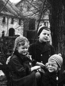 Dorly Alberts and her siblings, Winter 1940