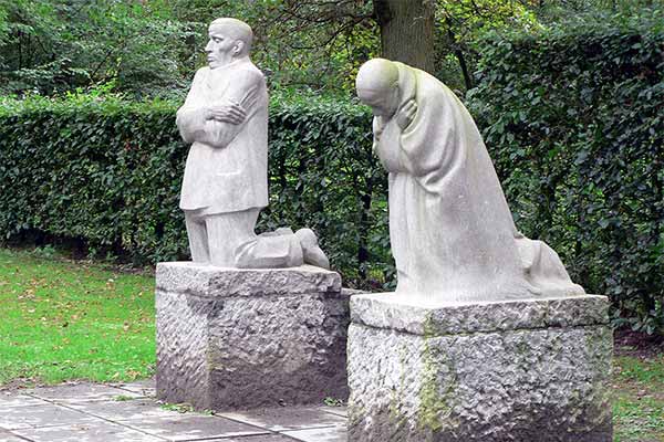 Käthe Kollwitz, The Grieving Parents, a memorial to Kollwitz' son Peter