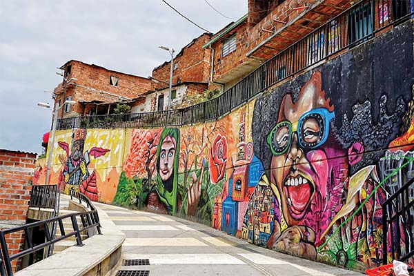 Drei Künstler arbeiteten zusammen, um dieses Wandbild in der Comuna 13 zu erstellen.