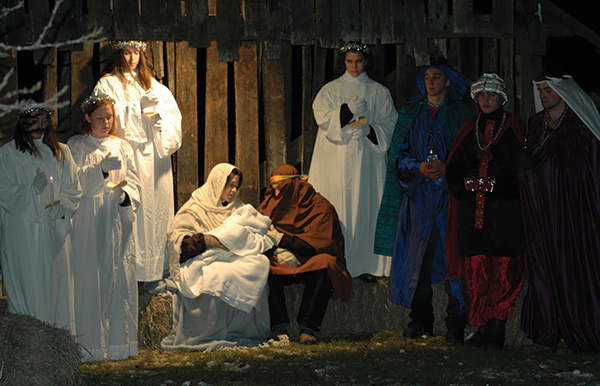 Eine stille Krippe mit Josef und Maria, Engeln und drei Königen