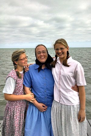 Jennifer with her mother and sister.