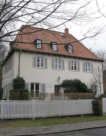A photograph of the Bonhoeffer's house.