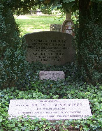 The Bonhoeffer family grave.