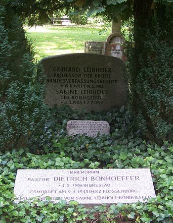 The Bonhoeffer family grave.