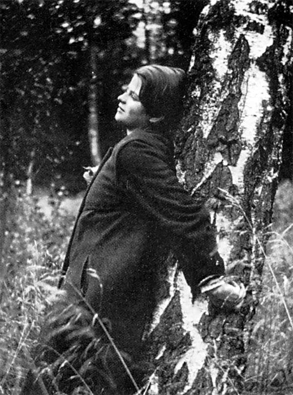Sophie Scholl leaning against a tree