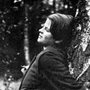 Sophie Scholl leaning against a tree