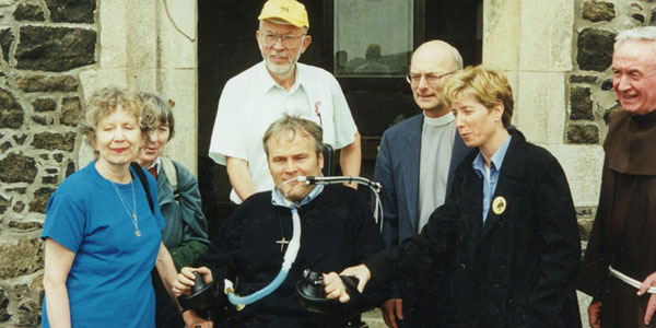 Capellán del NYFD Fr. Mychal Judge, Detectivo Steven McDonald, y autor Johann Christoph Arnold llevan su mensaje de perdón y resolución no-violente de conflictos a Irlanda del Norte.