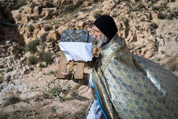 After the first scriptures for Palm Sunday have been read in the wadi, the Bible is brought into the monastery, symbolizing Jesus’ entry into Jerusalem.