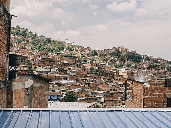 Vista de Siloé, Cali, Colombia desde un techo