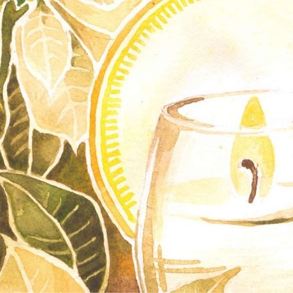 Vela prendida frente a flores blancas de nochebuena