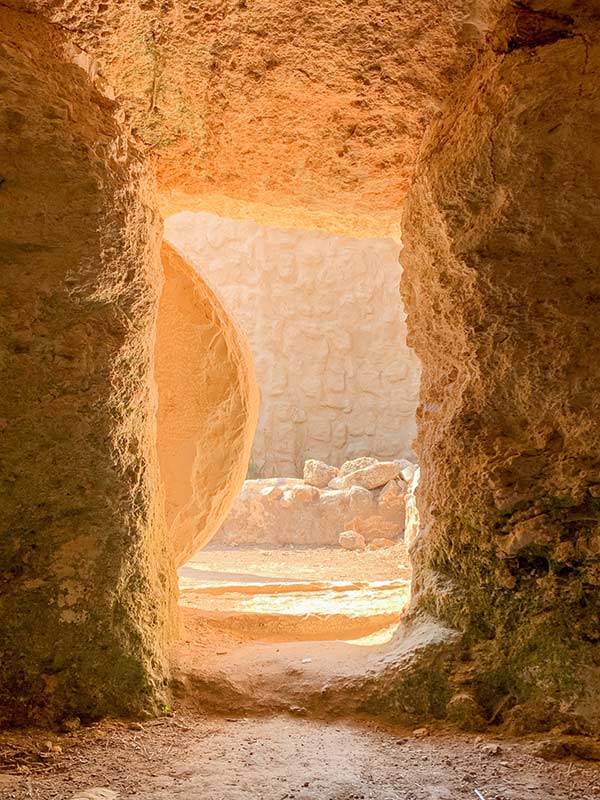 Vista desde la tumba vacía con la piedra corrida
