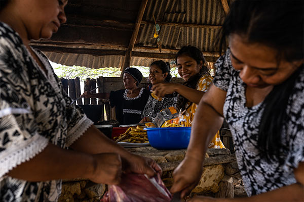 Wayuu women cooking together