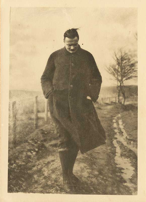 Hombre caminando contra el viento