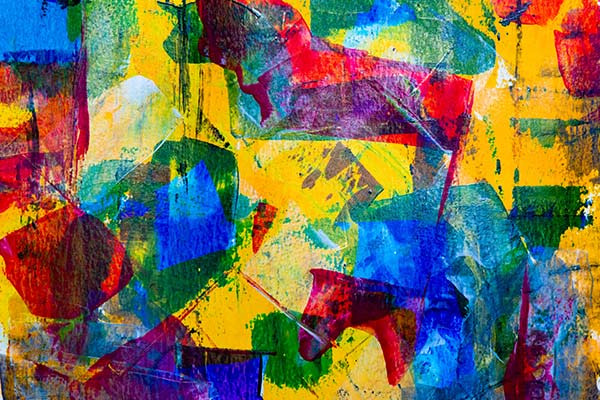 Pintura abstracta en amarillo, azul, rojo y verde.