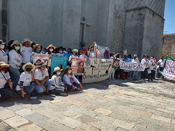 Crowd of people, with banner, about to start searching for human remains in Morelos.