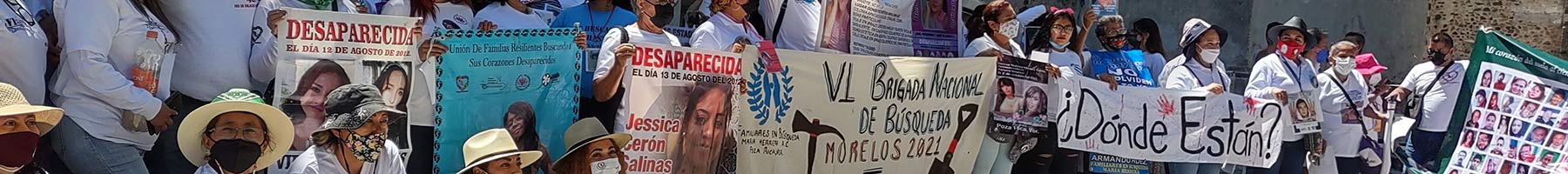 Crowd of people, with banner, about to start searching for human remains in Morelos.