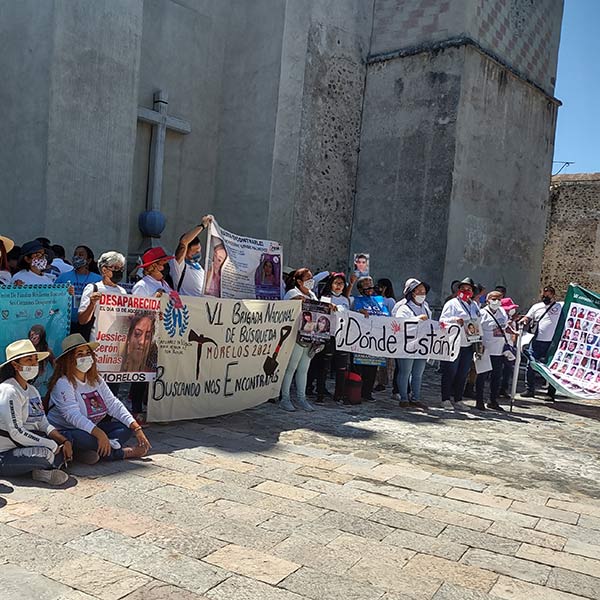 Crowd of people, with banner, about to start searching for human remains in Morelos.