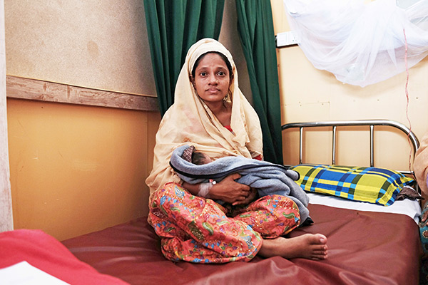Rohingya refugee mother with newborn son