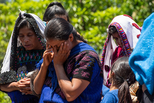 praying women