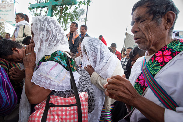 people praying
