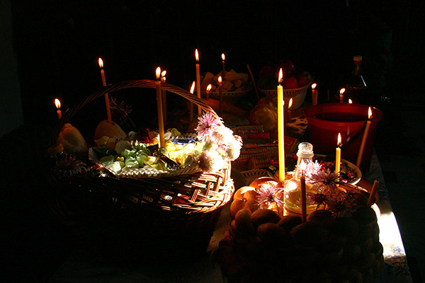 candles burning by baskets of bread