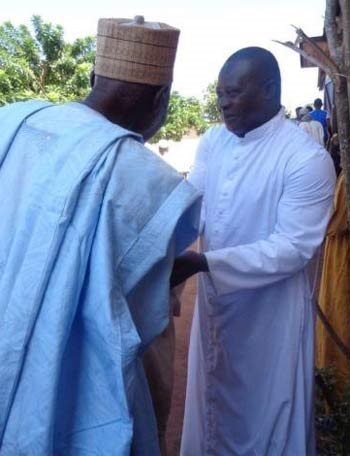 Zum Abschluss betet der Imam für den Pfarrer