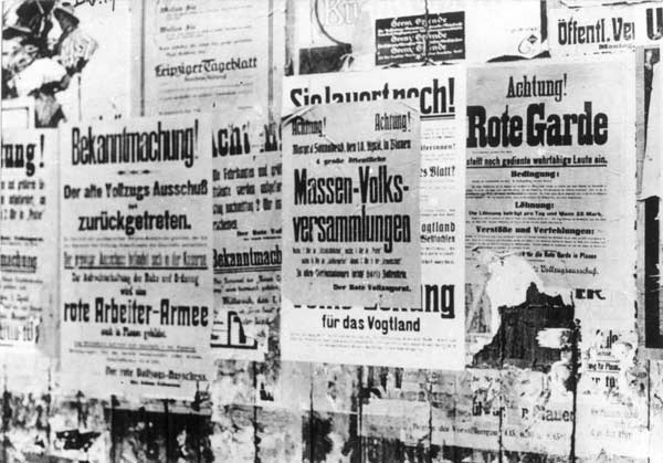 Plakatwand am Rathaus in Plauen, 1921
