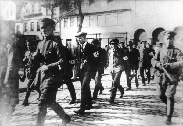 Arbeiter werden in Eisleben von der Polizei abgeführt, 1921