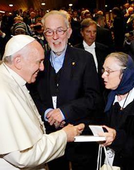 Pope Francis recieves Johann Christoph Arnold's latest book in spanish.