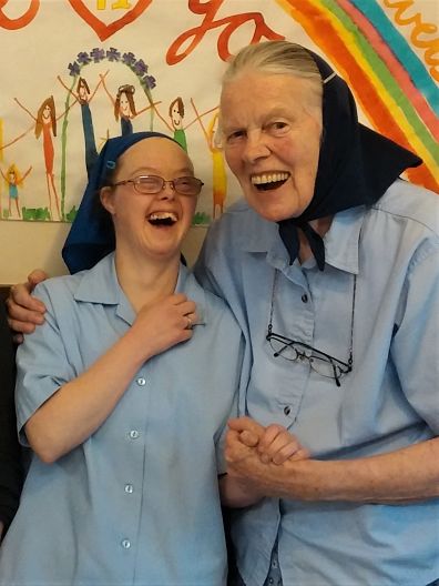 2018 Iris and her mom in front of a banner Iris painted