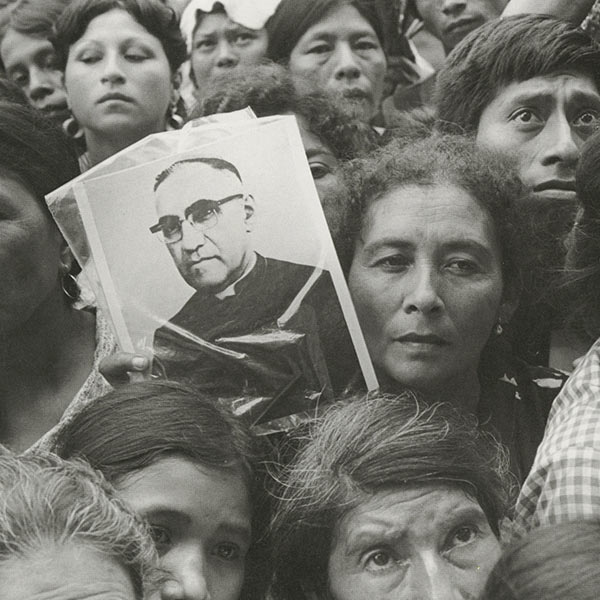 mourners at Oscar Romeros funeral