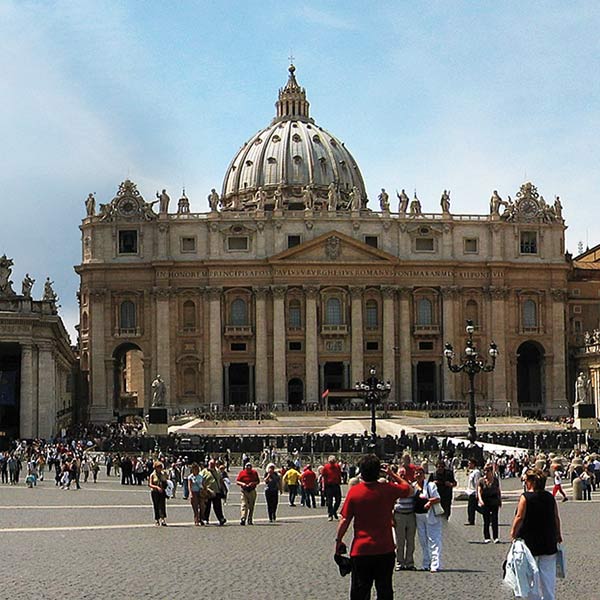 photo of a crowd in Rome