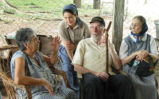 지팡이를 손에 쥐고: 파라과이의 한센병 환자촌의 친구를 방문해서. 할아버지는 1940년대 이곳에서 일하셨다