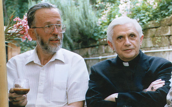 훗날 교황 베네딕토가 되는 라트징어 추기경과 함께