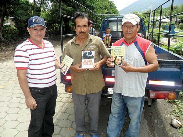 Jairo Condega Morales (left) and El Arado volunteers deliver each book personally.