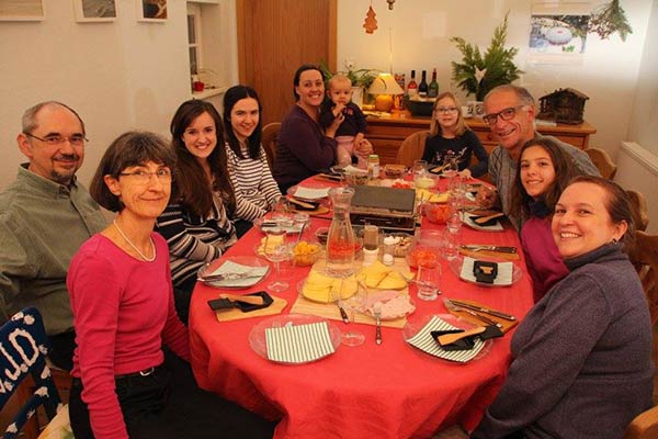 Algunos miembros de la Casa da Videira, incluso en autor (tercero desde la derecha), comparten una comida.
