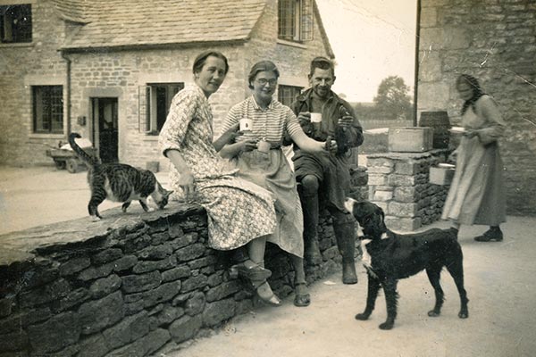 Tea break at the Cotswold Bruderhof, England, 1940. Winifred Pacey, second from left, then an Oxford philosophy student, later became a Plough editor.