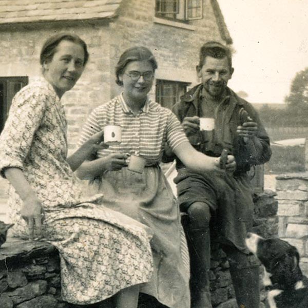 Tea break at the Cotswold Bruderhof, England, 1940. 