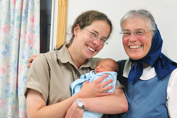 Monika Mommsen with a mother and newborn