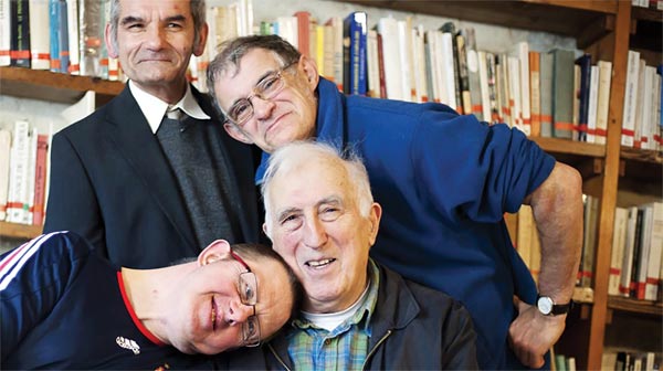 Jean Vanier mit mehreren Freunden