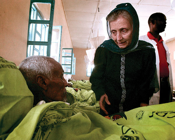 Annalena Tonelli hilft einem Tuberkulosepatienten in einem Krankenhaus.