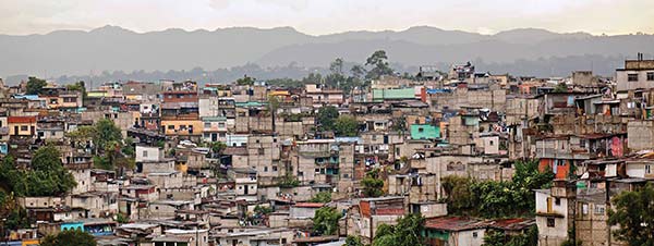 Die Limón Academy mit dem grünen Anstrich wurde von Tita Evertsz in La Limonada, einem Teil von Guatemala-Stadt, gegründet.