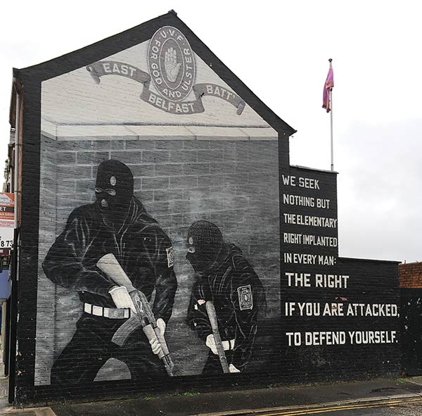 Ein Wandbild der loyalistischen paramilitärischen Ulster Volunteer Force an der Newtownards Road, Ost-Belfast