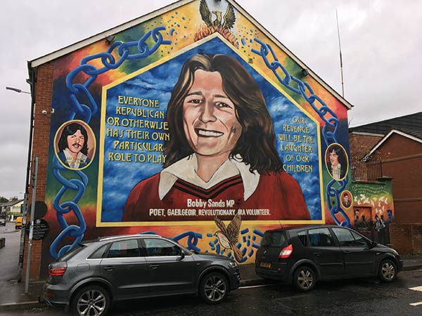Republikanisches Wandbild von Bobby Sands, IRA-Häftling und Hungerstreikender, an der Falls Road, West-Belfast