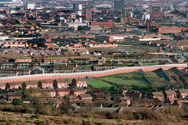 Eine Luftaufnahme einer der „Friedensmauern“, die protestantische und katholische Viertel in Belfast voneinander trennt.