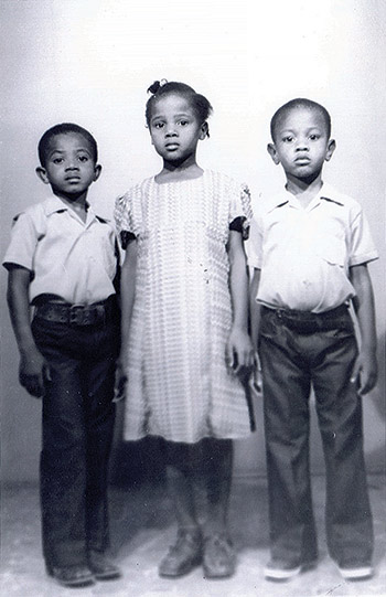 Edwidge con su hermano y primo