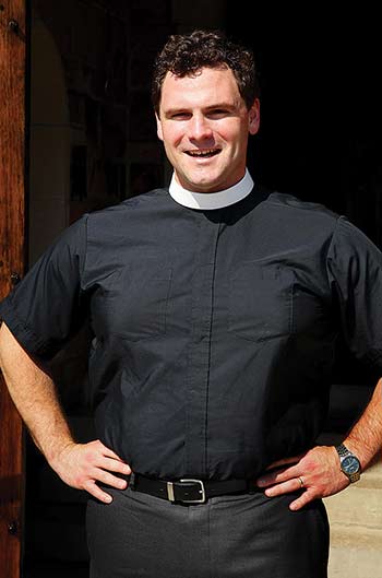 El autor como sacerdote episcopal.