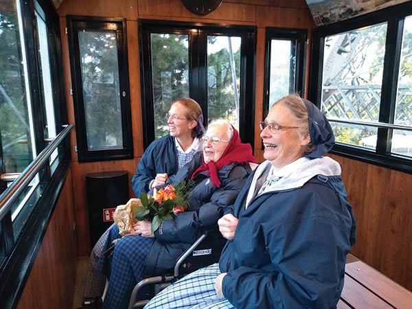 Lotte y sus hijas en la noria Riesenrad de Viena, Austria