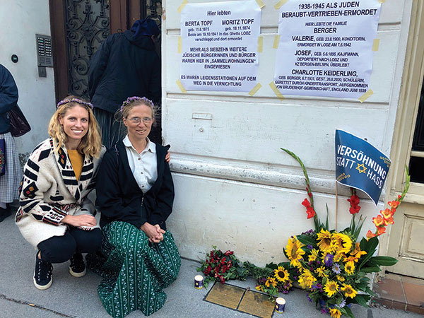 La ceremonia de dedicación para el Stolperstein para Lotte Keiderling en Viena.