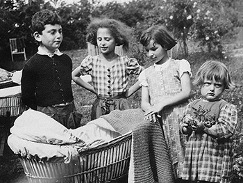 Lotte Keiderling con otros niños del Kindertransport